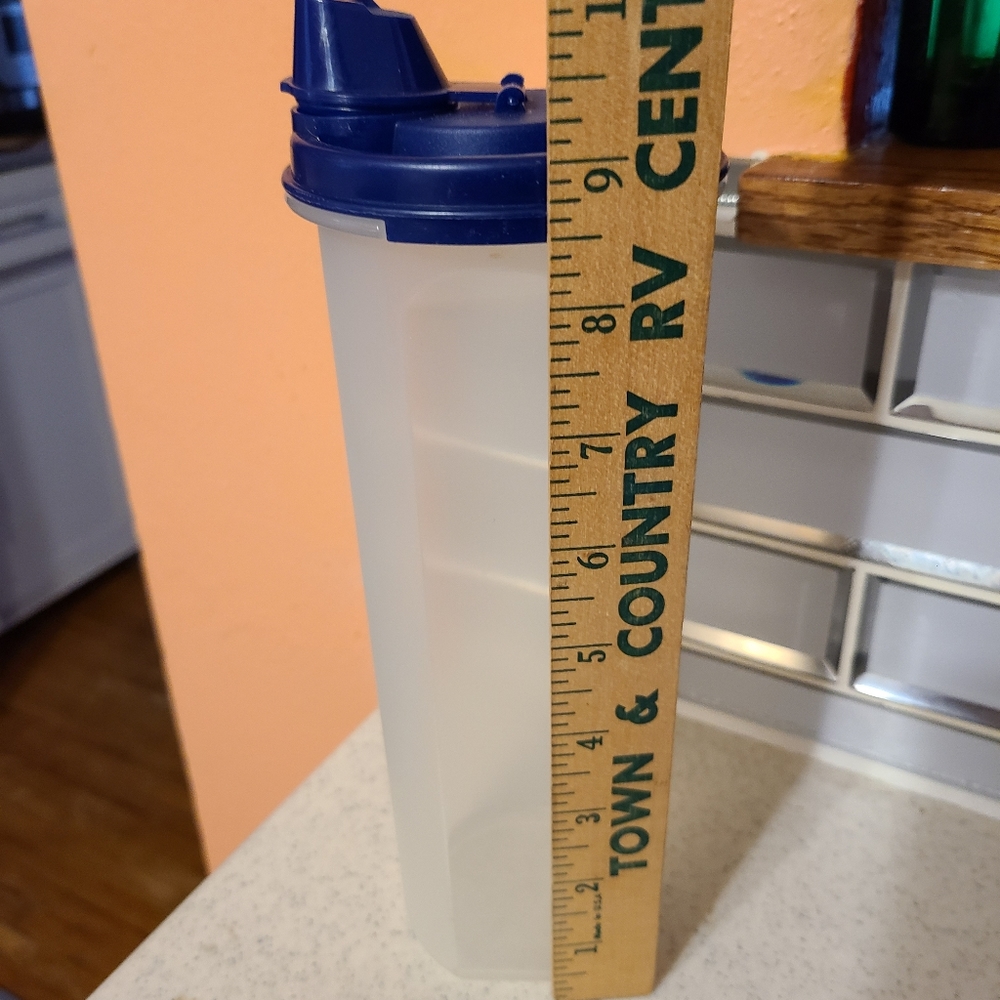 Tupperware container - Picture 3 of 5